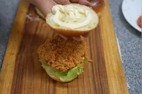 手把手教你做炸鸡汉堡，学会了再也不用出门买着吃，健康又美味！
