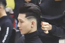 两边铲光，中间留长，头发后梳，男生这一款发型剪了就帅气！视频封面