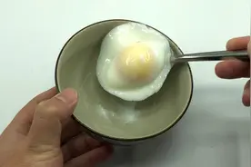 煮水卧荷包蛋不破的方法，煮出来圆嫩又完整，很简单，方法太棒了