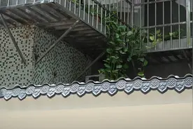 广州一小区疑违建遭投诉？施工方：施工后美化了环境，望友好协商视频封面