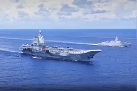 山东舰编队在南海开展实战化对抗演练，歼-15执行夜间起降！视频封面