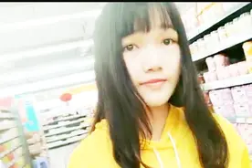 吃货小妹花了200块买了一大堆零食，真开心