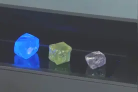钻石在紫光灯下会发出荧光？你能猜到其中的原因吗？一起来见识下视频封面