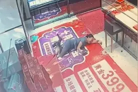 女子卡点上班与时间赛跑 太着急一进门就摔倒在地