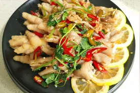 大厨分享“凉拌脱骨鸡爪”的做法，酸爽Q弹，鲜辣爽口。