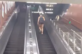 女子乘反向电梯模仿爬楼梯健身，网友：这思路一下子打开了视频封面