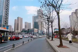 小伙骑行成都三环路，8个小时骑完一圈，感叹成都真繁华