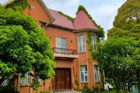 贵州一湖边发现10多栋荒废别墅，这么漂亮的环境，为何没人住呢？视频封面