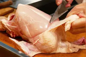 老板40万请来的粤菜大厨，上手3秒剥掉整张鸡皮，这操作太神了