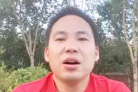 年轻人去周末菜市场买菜要注意一定要留心，跟着老年人后面准没错