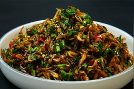 湘菜大厨教你“小炒干虾”的家常做法，香辣美味，下酒又下饭