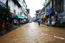 重庆酉阳暴雨，房屋街道被淹，当地人：每年都涨水没什么稀奇的视频封面