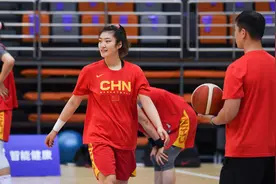 中国女篮9号李梦，又美又能打！篮球场“十八般武艺”样样精通！视频封面