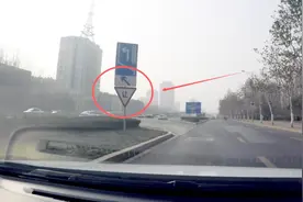路边看到“让”的标识到底怎么走？老司机实车演示，很多人搞错了视频封面