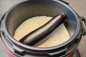 煮米饭时加一个茄子，简单一做，出锅没想到这么好吃，真是涨见识