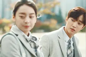 男同学奋不顾身的救女同学，其实男同学的身份是女同学的父亲！视频封面