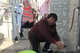 冬天农村自来水经常被冻住，别急着用热水浇，试试这三种方法