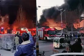 河南宁陵县一废品站发生火灾，现场黑烟冲天，多辆消防车赶往现场视频封面