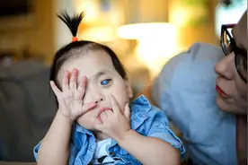 2岁女孩长着一双“蓝眼睛”，惨遭父母抛弃，却被外国夫妇收养视频封面