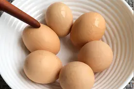 90岁老奶奶用的水煮鸡蛋吃法，软嫩鲜香有营养，连吃一周也不腻视频封面