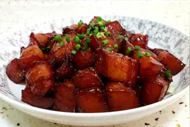 红烧肉最正宗的做法，肥而不腻，软糯鲜香，看着都让人垂涎三尺视频封面