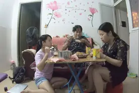 秋子的姐姐掌厨做晚饭，几道简单家常菜，一家人在一起吃很温馨视频封面