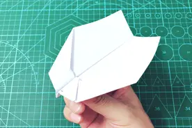 纸飞机这样折，扔出去还能自动返航，真是太好玩了