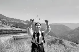 21岁支教女生车祸离世 师友缅怀：永远让人快乐和感动的阳光女孩视频封面