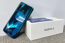 来势汹汹！敢与红米、荣耀抢蛋糕的千元机市场搅局者realme Q开箱视频封面