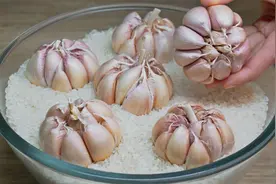 今天才知道，往大米里放几个大蒜，作用这么厉害，一年省下不少钱