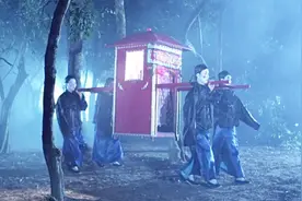 四个小鬼抬轿赶路，轿子里坐着一位鬼新娘！欢快的音乐却听的渗人