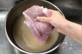 猪肉千万不可用清水洗，厨师长教我妙招，脏东西和血水全都跑出来