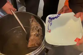 真肉汤高校食堂免费汤里捞出大肉块学生：意外惊喜，阿姨都看笑了视频封面