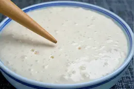 夏天发面蒸馒头，加白糖和酵母就错了，教你一招，松软光滑不塌陷