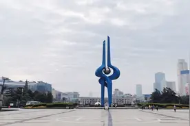 来山东济南旅游，一定要去泉城广场，更会让你爱上这座泉水城市！视频封面