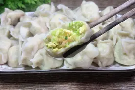 西葫芦包饺子，没想到这么好吃，教你调馅方法，从包到煮不出水视频封面