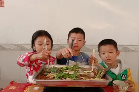 教粉丝做农家碳烤鱼，先烤后煮，香辣入味太好吃了