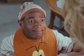 5分钟看完这部喜剧电影，侏儒男子罪犯冒充小孩子，全程爆笑不断视频封面