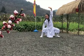 武当活骨气功，4招拉伸全身韧带，全身都轻松，筋长1寸，寿延10年