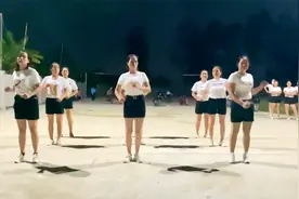 越南夜晚广场舞，大妈跳得真带劲