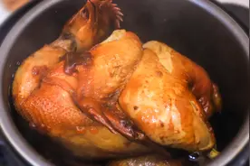 厨师长教你在家做烧鸡，整只鸡扔进电饭煲， 肉质鲜嫩直流油视频封面
