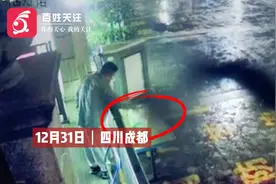 四川一小区业主投诉外卖未送达要退款 监控拍到他拿着外卖回了家视频封面