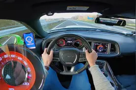 道奇地狱猫，这大排量车在高速上开就是爽！感受下地狱猫的猫叫声