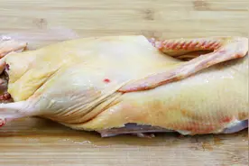 老鸭汤还是四川这种做法好喝，喝起来鲜美过瘾，鸭肉吃起来也鲜香