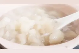 1岁宝宝咳嗽，有些雪梨比药更润喉管用，耐性的爸爸不会忽略做法