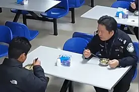 坐牢管吃管住吗？16岁男孩欲轻生前拨110求一碗面 民警连回电9次视频封面