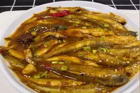 “酱焖河鱼”最简单好吃的做法，鱼肉鲜嫩酱香浓郁，跟饭店一个味