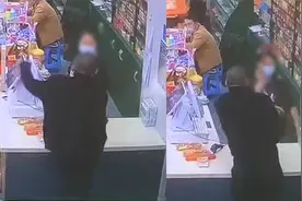 女儿超市买7元零食，爸爸怒扇收银员致其脑震荡，警方：行拘3天视频封面