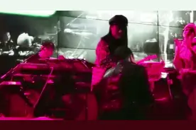 歌手正在唱歌，醉酒男子实在听不下去，抢过话筒就唱台下瞬间安静视频封面