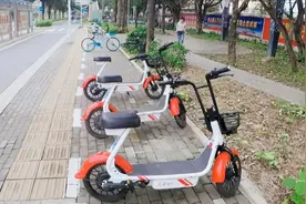 南宁街头共享电车，2块钱起骑，10分钟加1块，自己买车它不香么